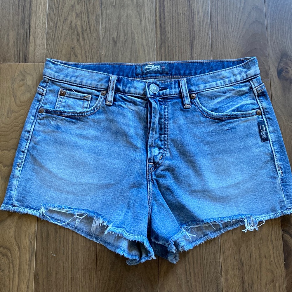 Silver jeans cut off shorts fits larger more like a 28